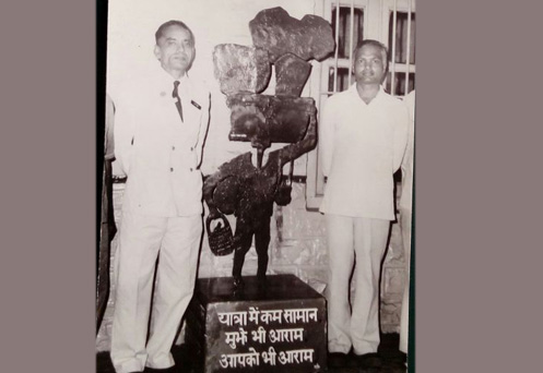 at ganj basoda railway station iron sculpture by paras dasot